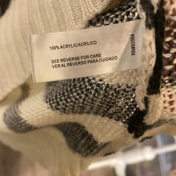 By Design Long Sleeve Zebra Print Tunic Sweater V Neck - Picture 10 of 11